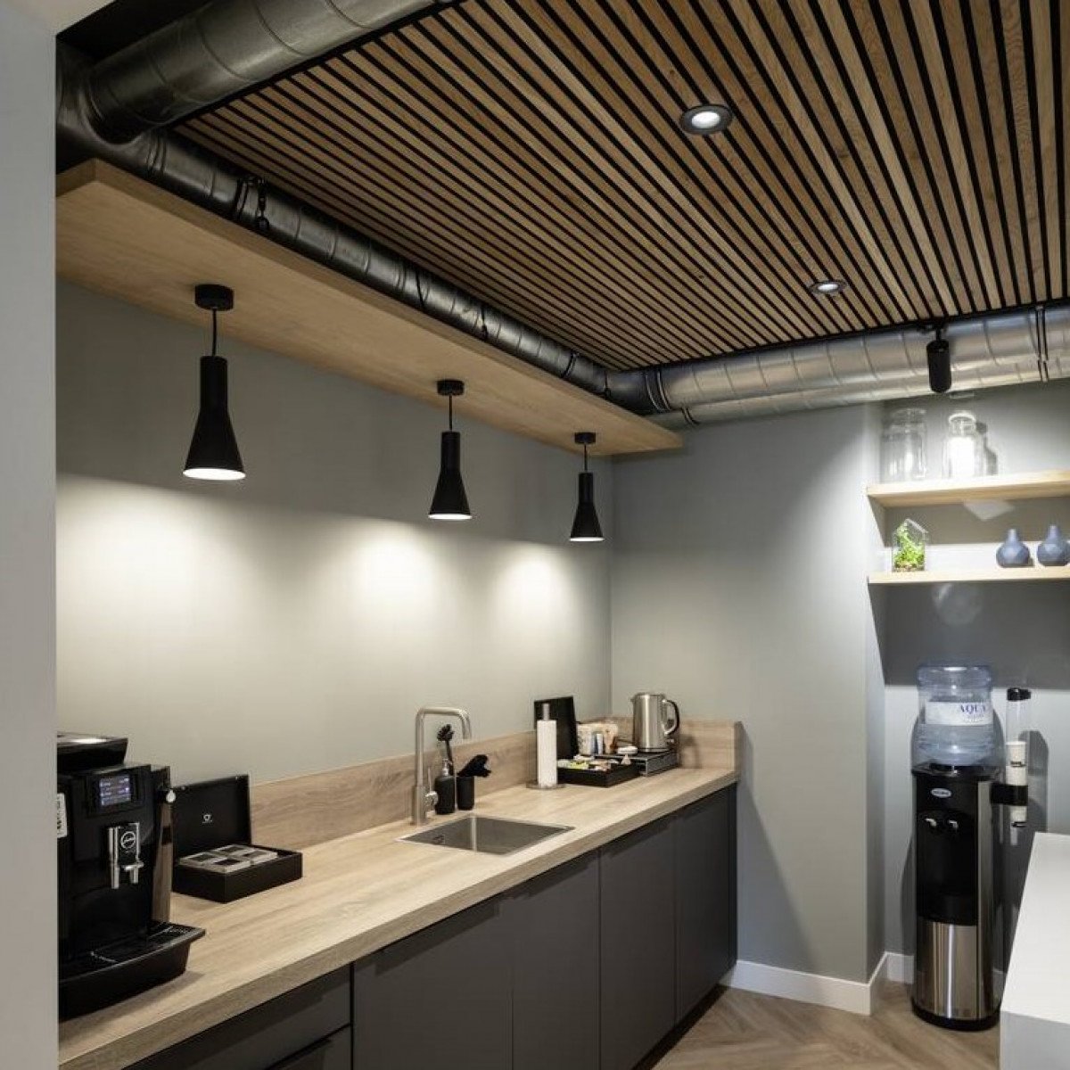 Lampe suspendue noire avec intérieur doré E27 