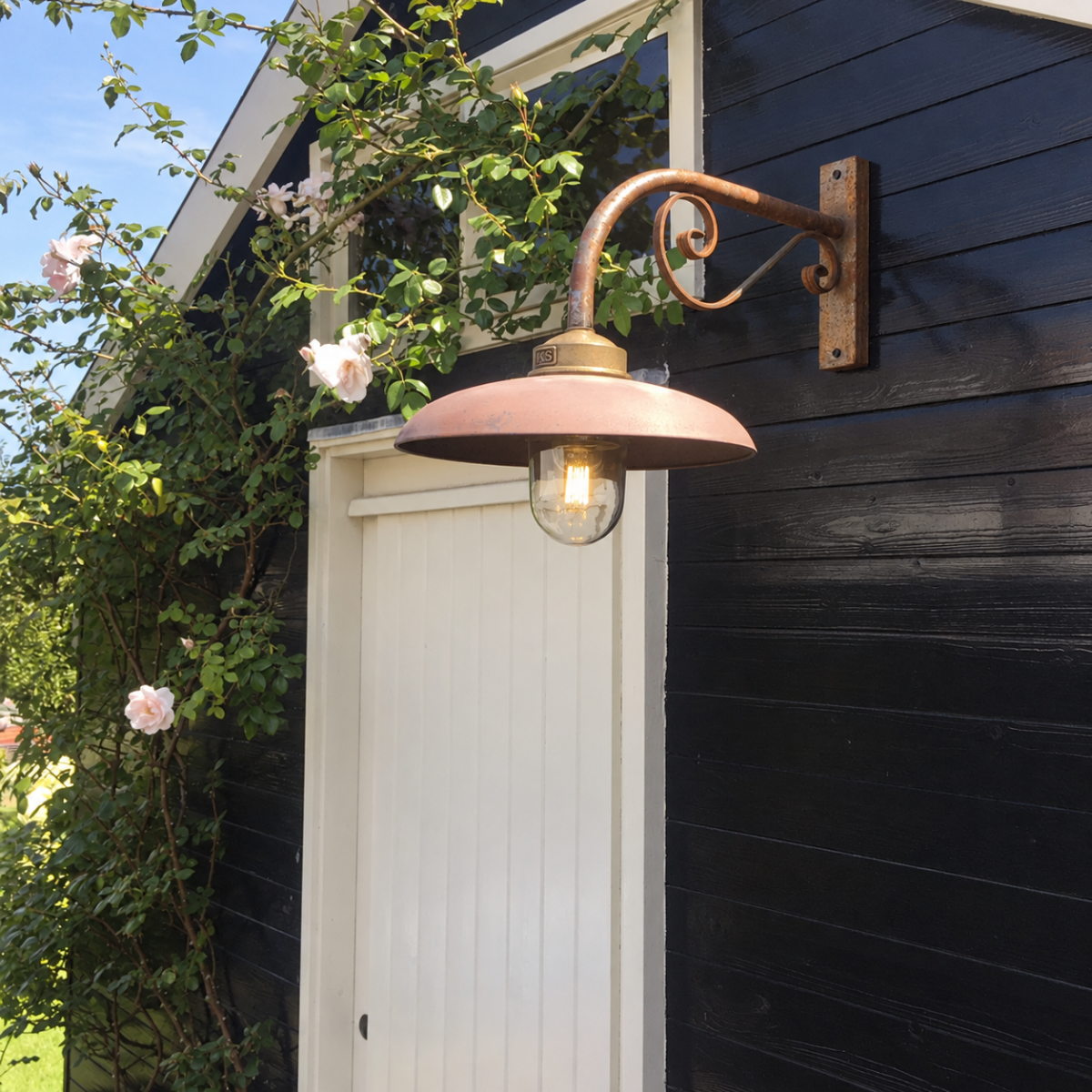Applique murale rustique St Laurens, version avec support en fonte, LED WIFI Smart incluse | Nostalux.fr uitvoering met gietijzeren steun 
