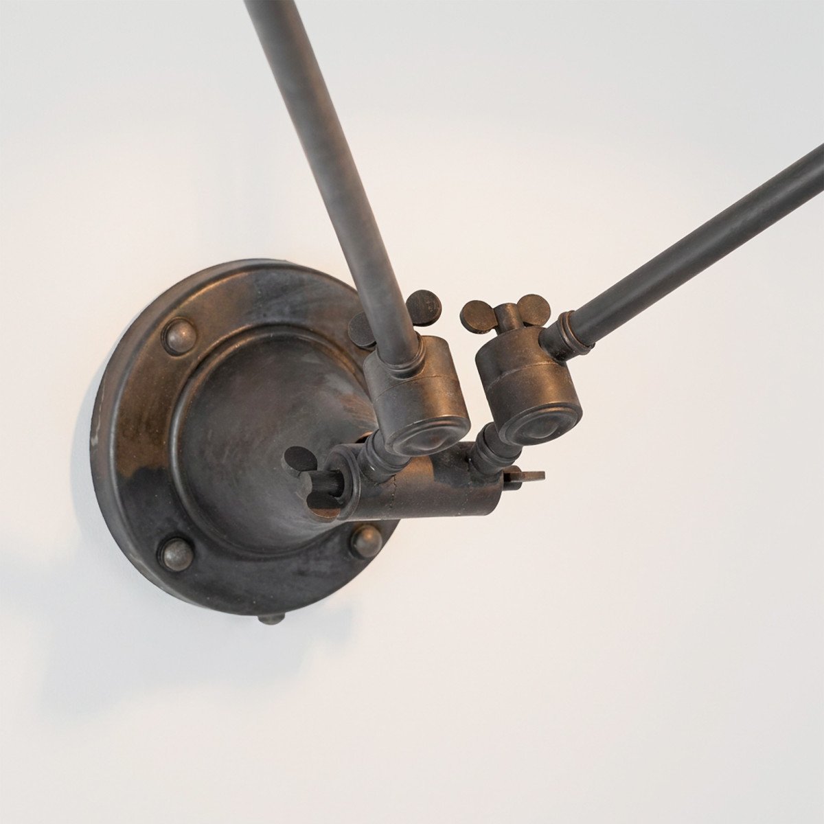 lampe en laiton couleur noir antique avec une douille E27