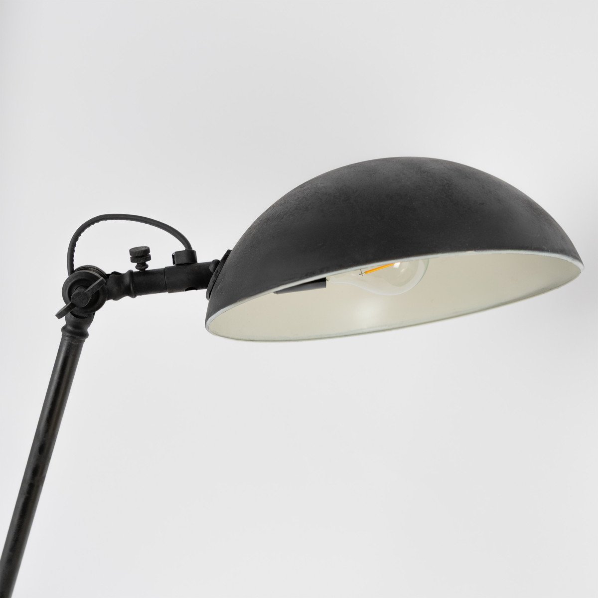 lampe en laiton couleur noir antique avec une douille E27