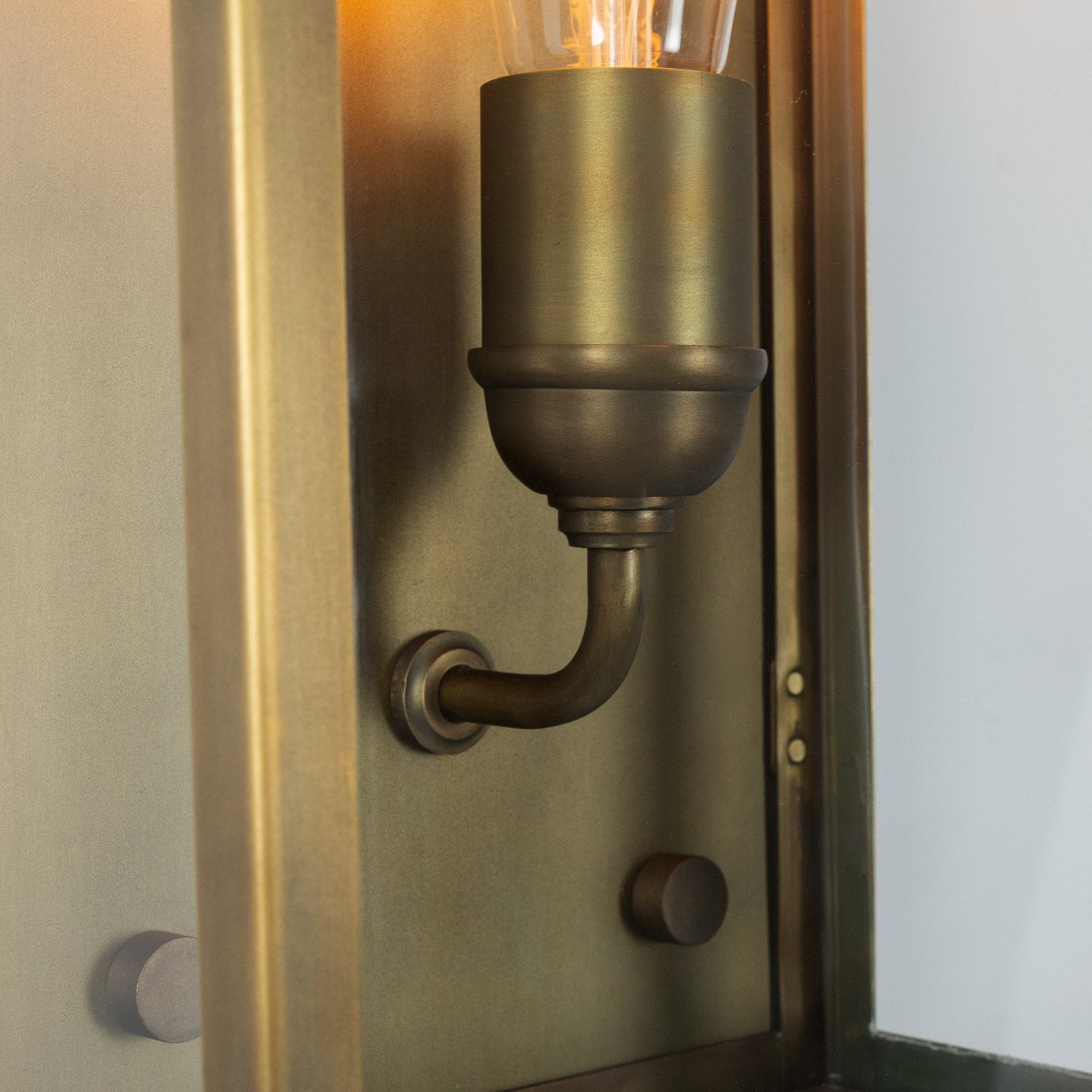 lampe en laiton de couleur laiton antique avec un raccord E27