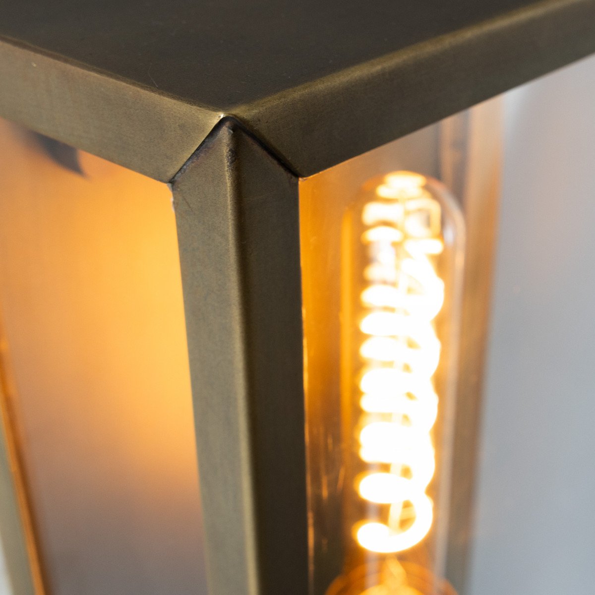 lampe en laiton de couleur laiton antique avec un raccord E27