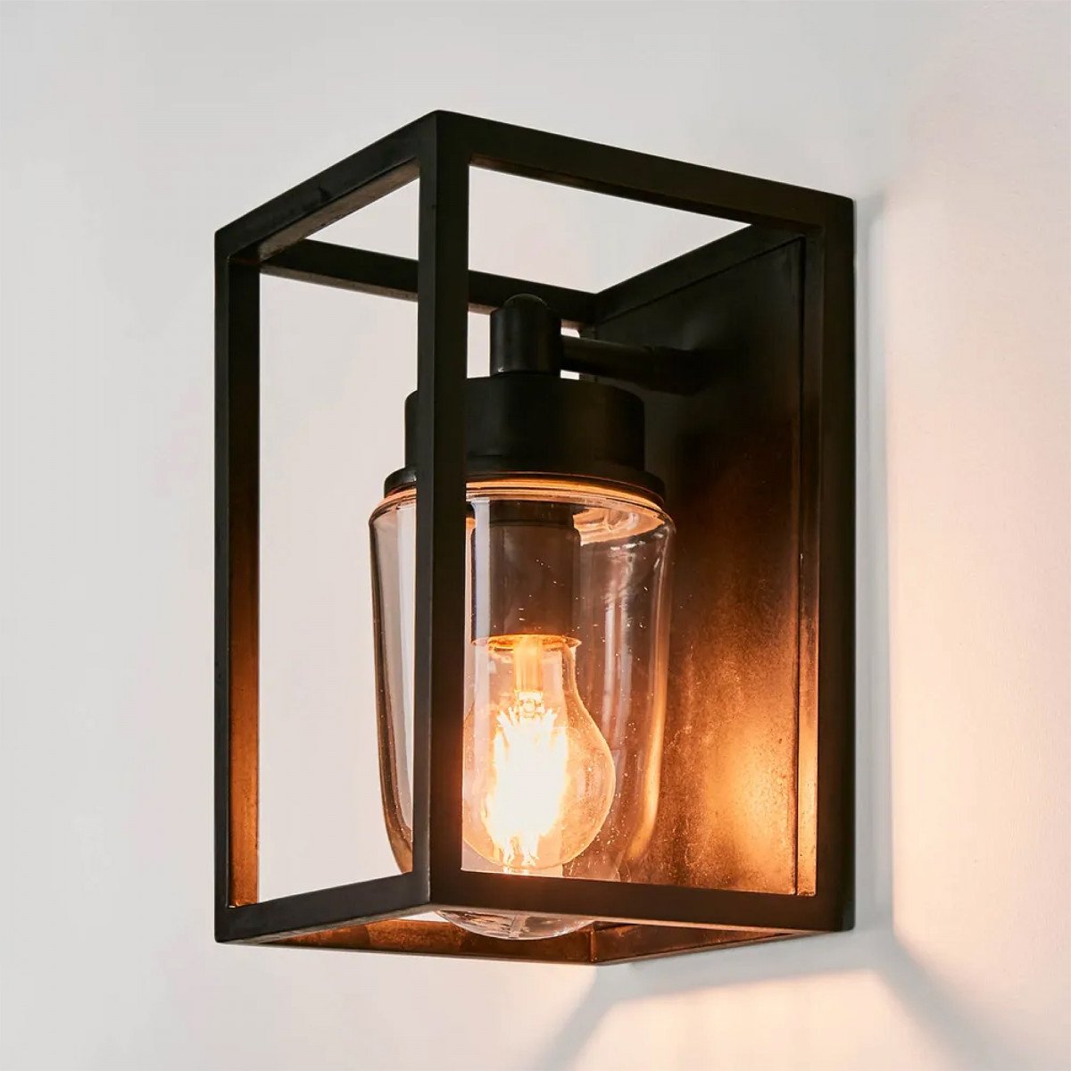 Applique murale Fitzroy noire, éclairage au design élégant et moderne au boîtier classique pour une utilisation intérieure ou extérieure, cadre en bronze, globe en verre, dos plat