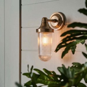 lampe en laiton de couleur laiton antique avec un raccord E27