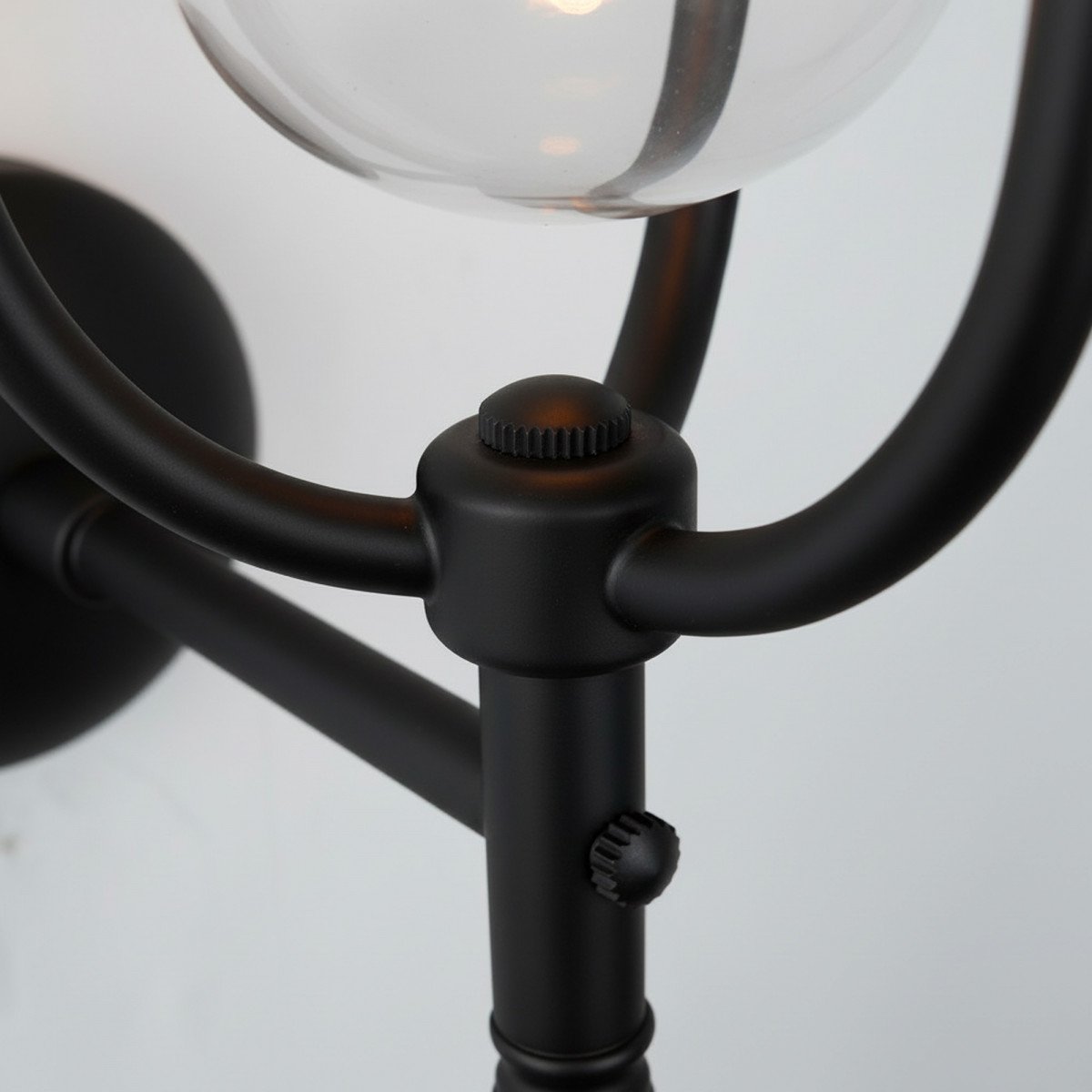 Lampe en laiton de couleur noir antique avec une douille E27