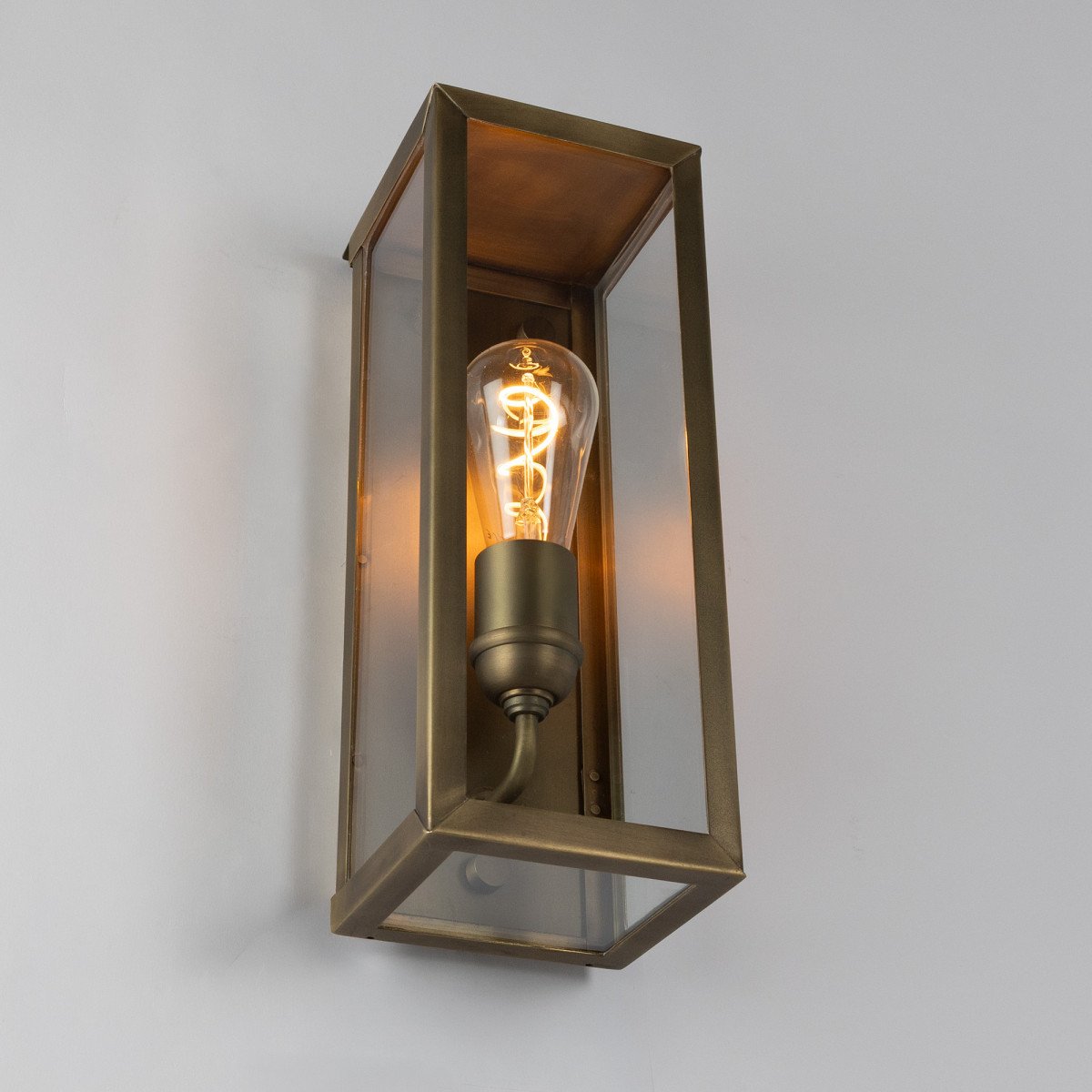 lampe en laiton de couleur laiton antique avec un raccord E27