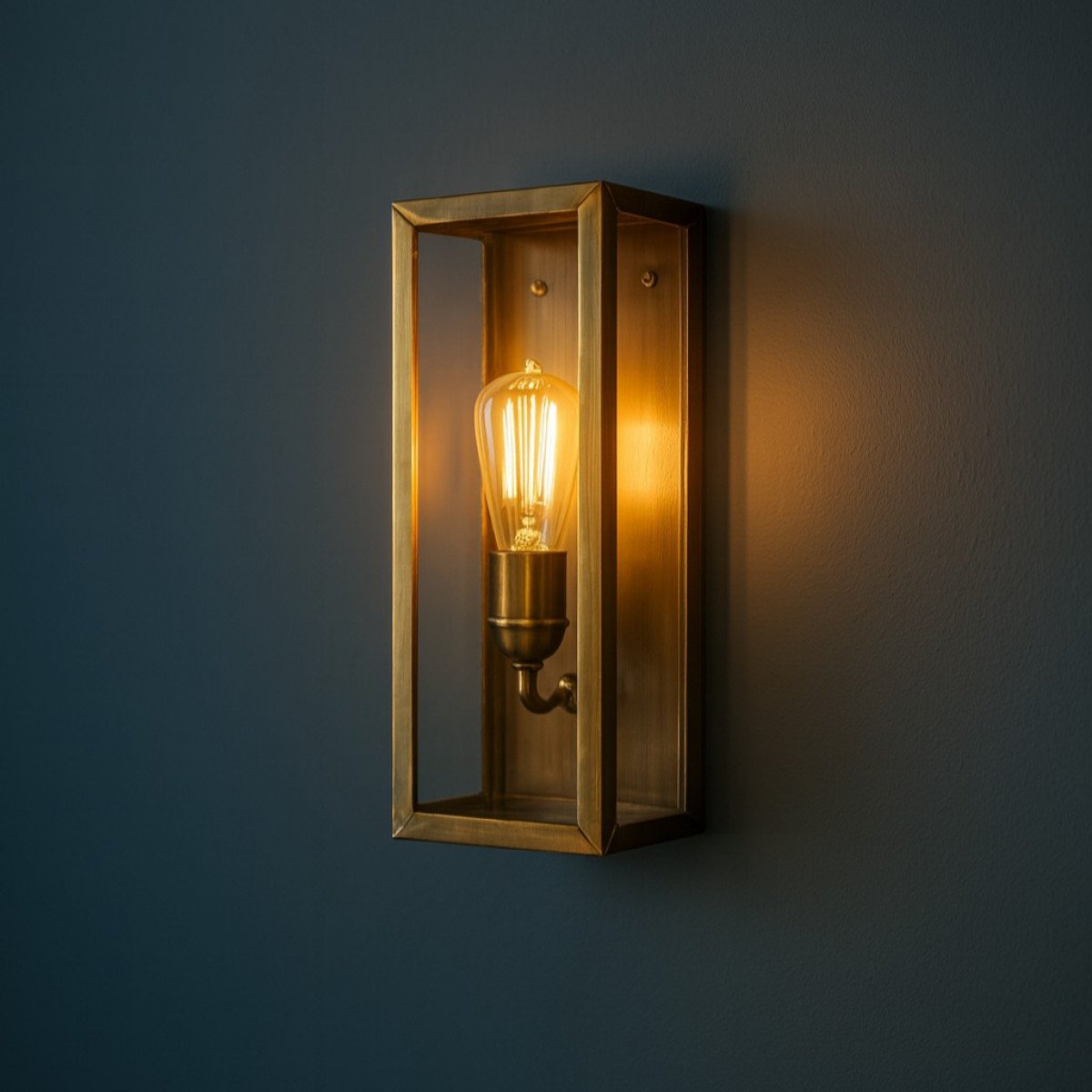 lampe en laiton de couleur laiton antique avec un raccord E27