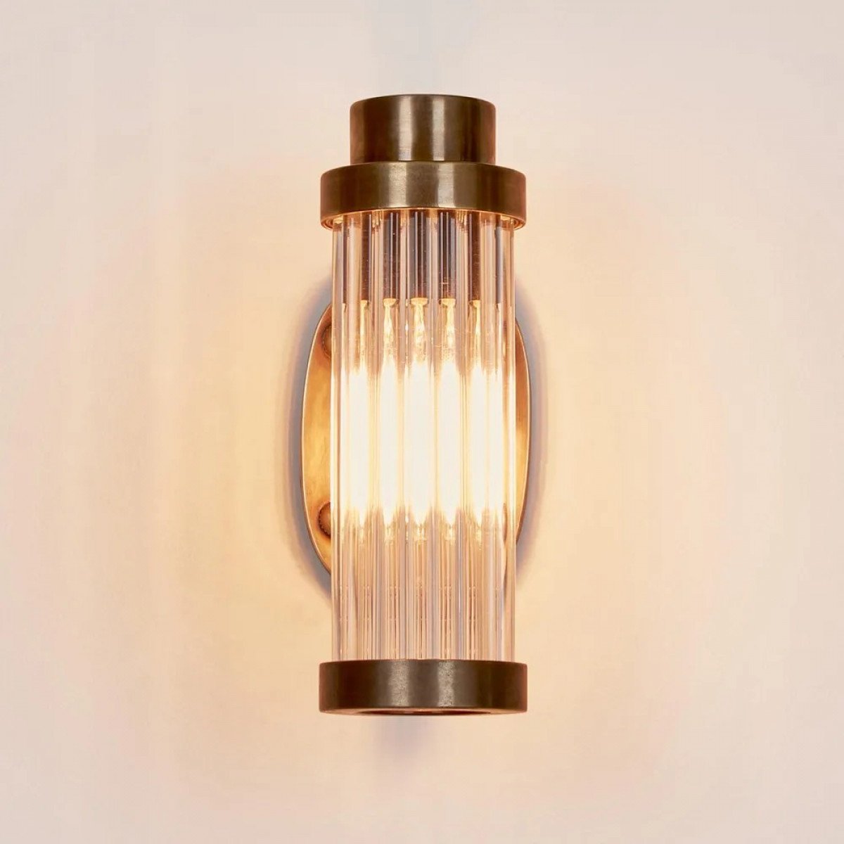 lampe en laiton de couleur laiton antique avec un raccord E27