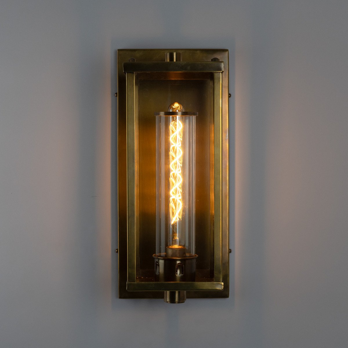 lantaarnvormige buitenlamp van koper met antiek zilveren afwerking voor aan de muur