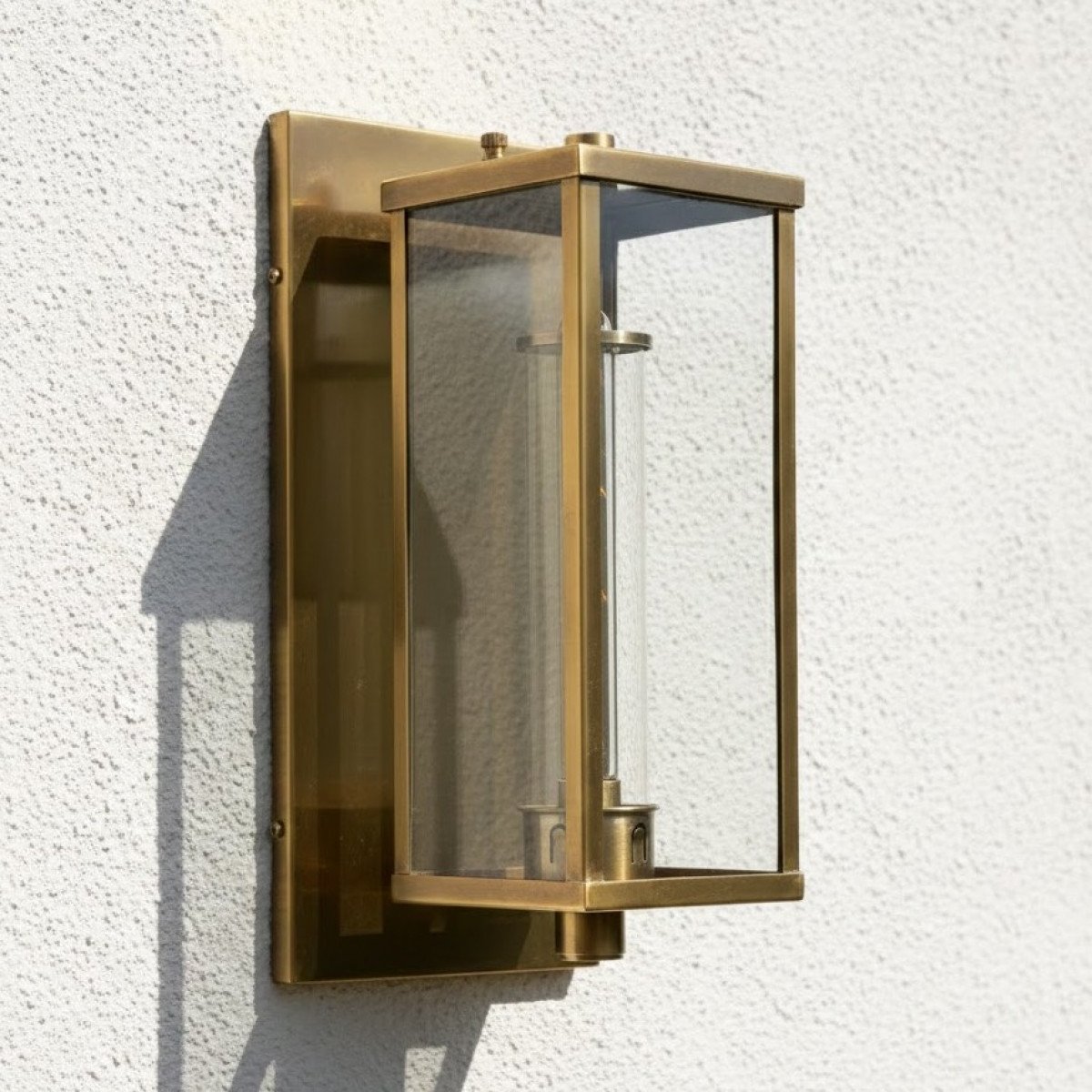 lantaarnvormige buitenlamp van koper met antiek zilveren afwerking voor aan de muur