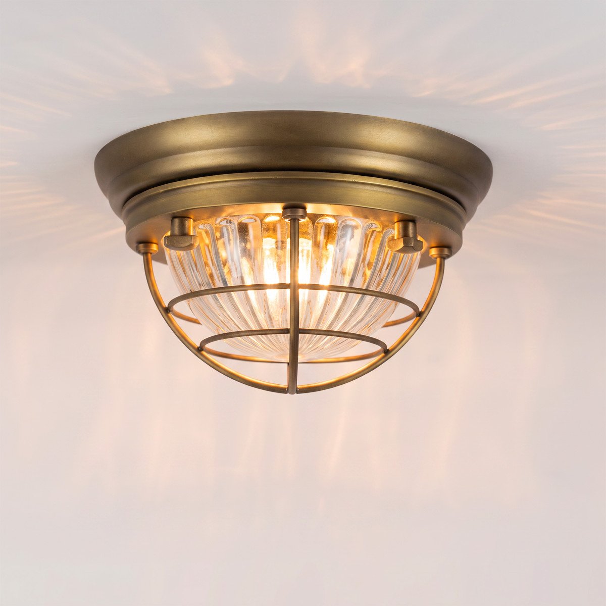 lampe en laiton de couleur laiton antique avec un raccord E27