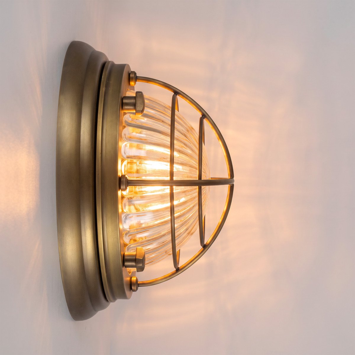 lampe en laiton de couleur laiton antique avec un raccord E27