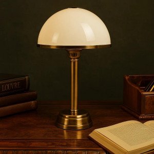 lampe en laiton de couleur laiton antique avec un raccord E27