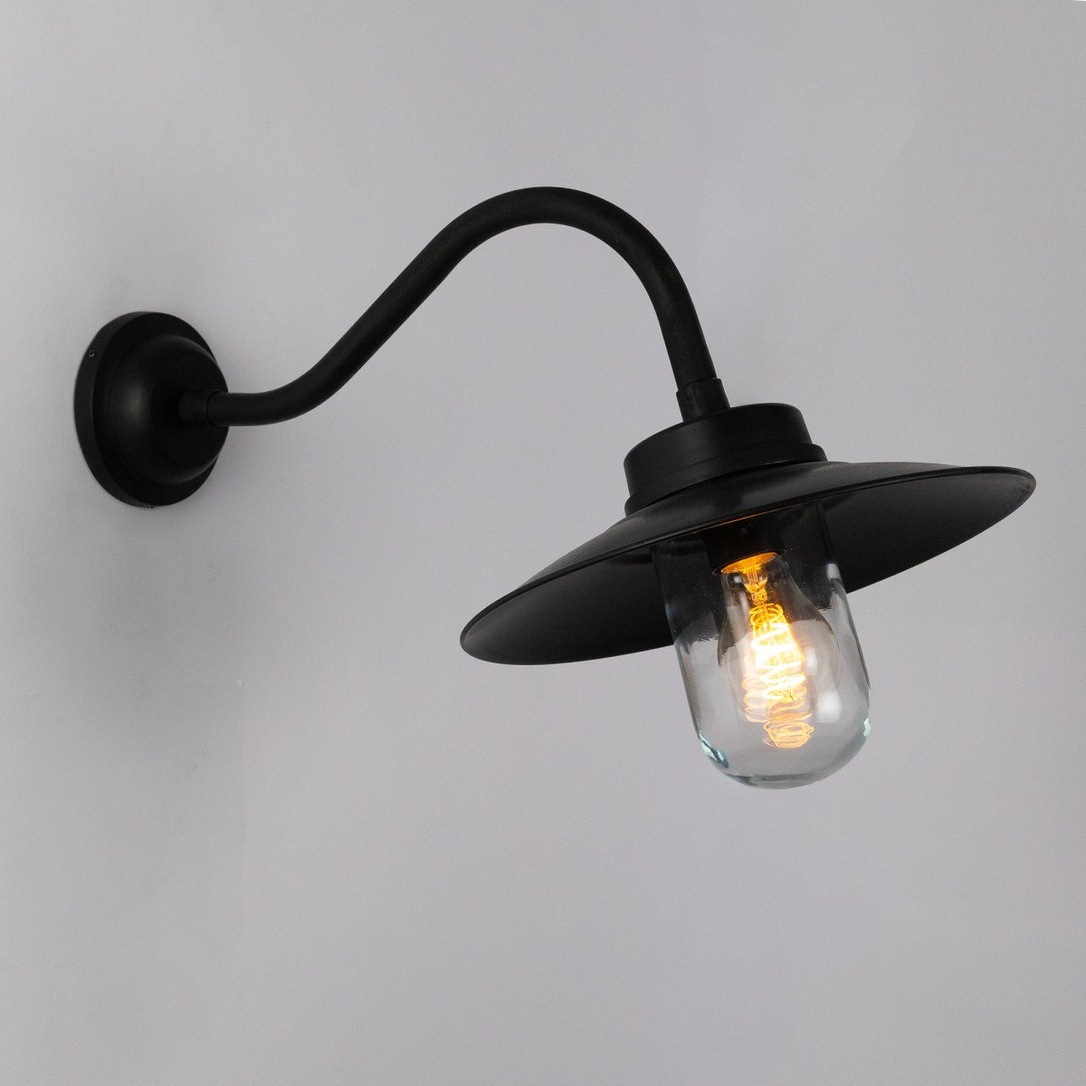 lampe en laiton noir antique avec un raccord E27