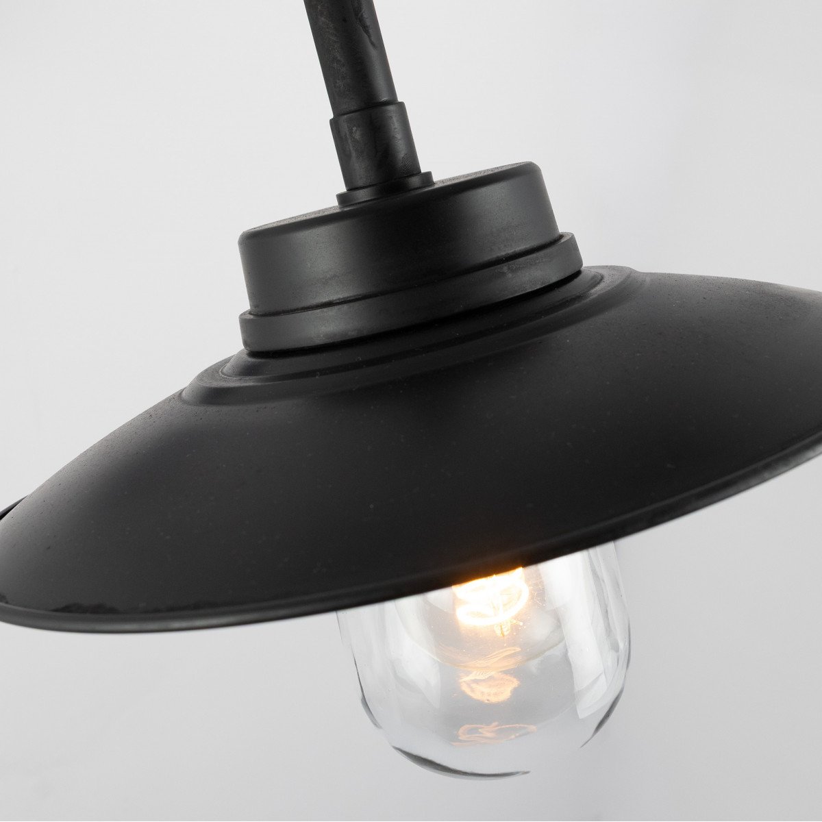 lampe en laiton noir antique avec un raccord E27