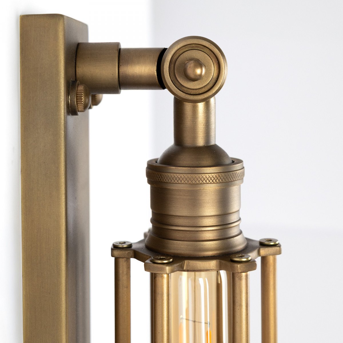 lampe en laiton de couleur laiton antique avec un raccord E27