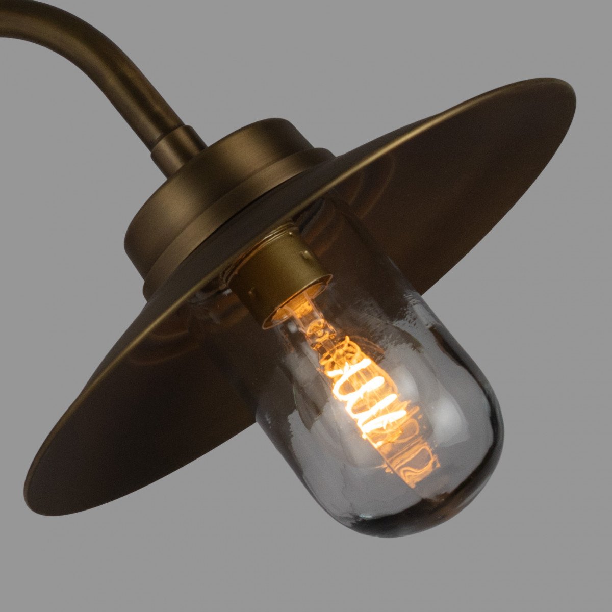 lampe en laiton noir antique avec un raccord E27
