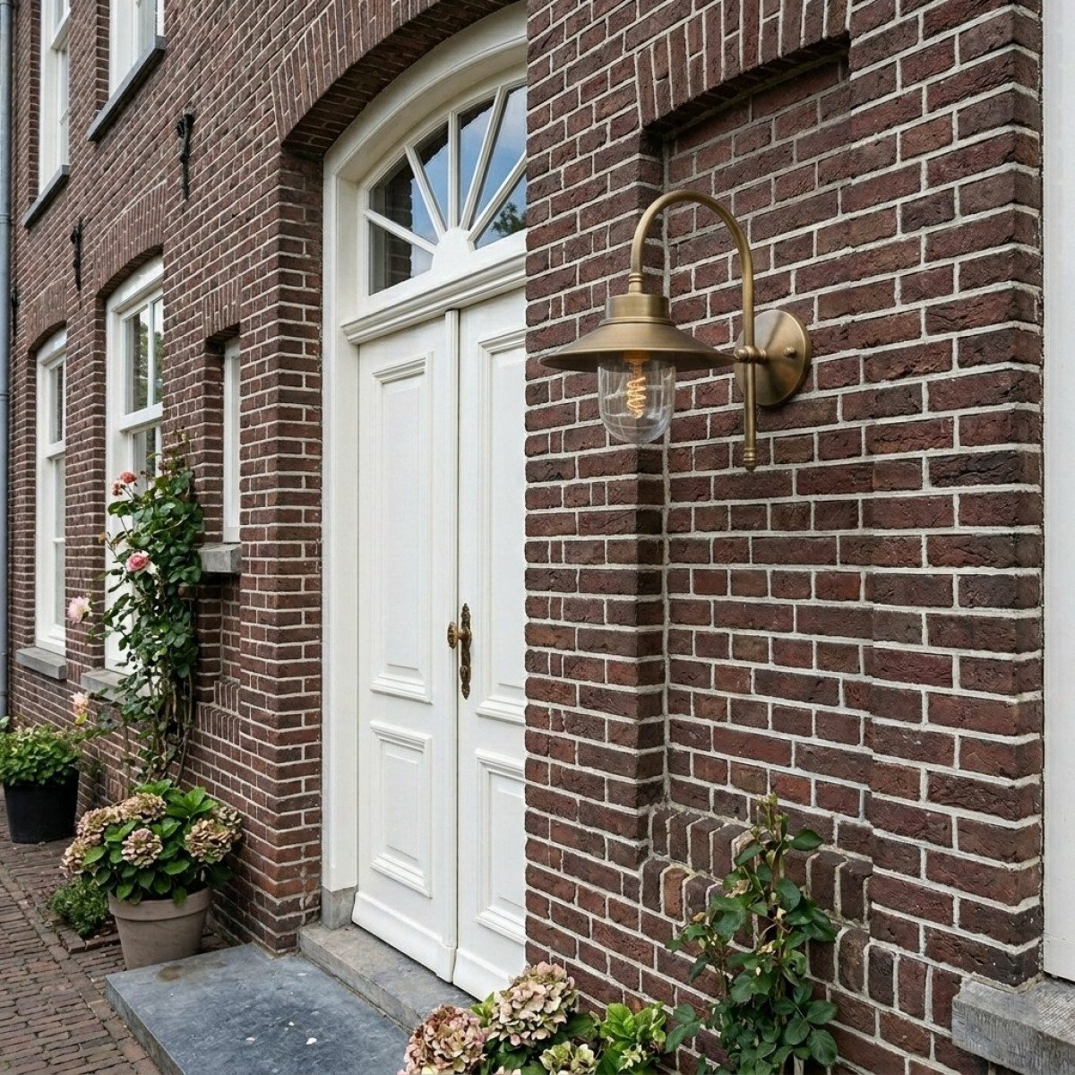 Lampe en laiton de couleur laiton antique avec une douille E27