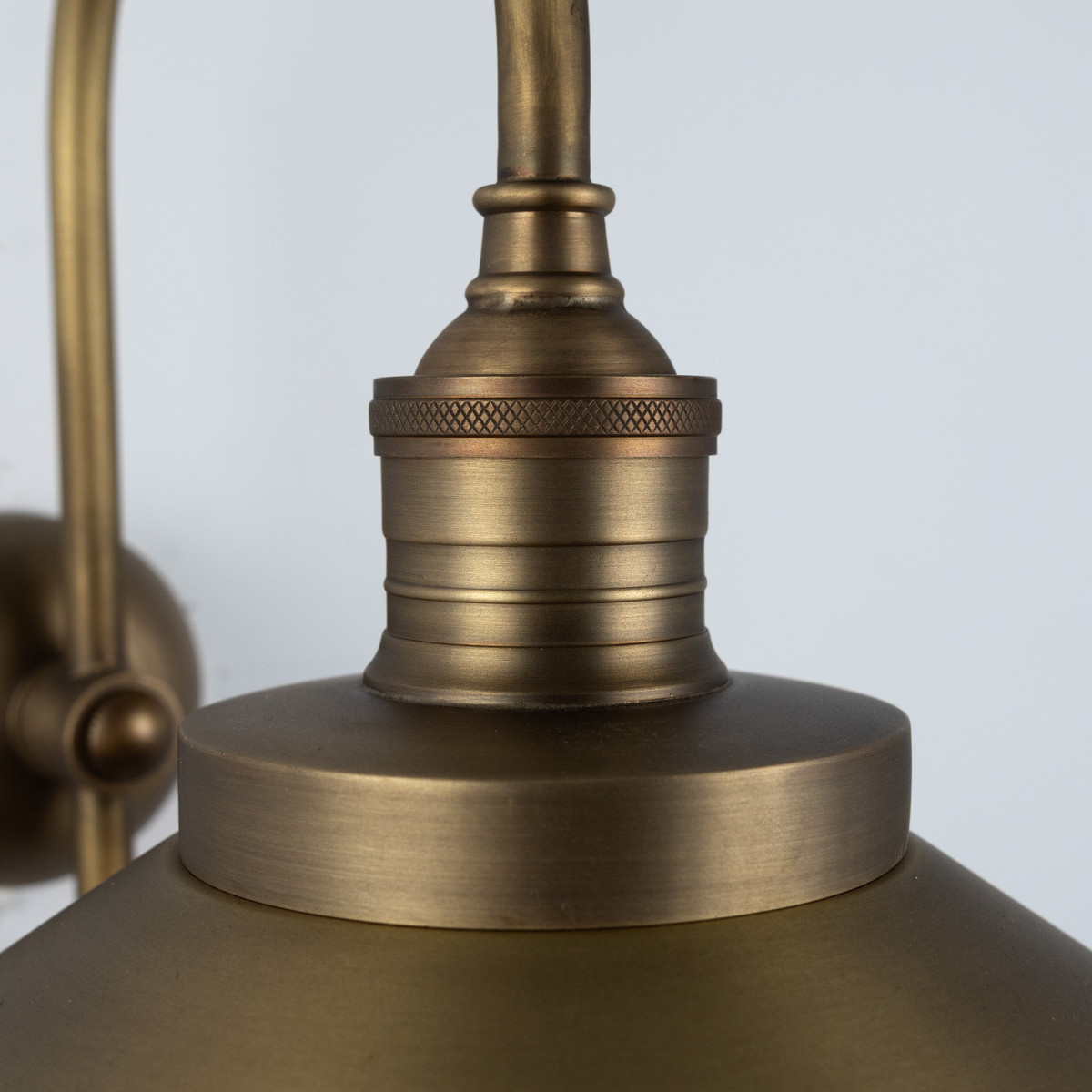 Lampe en laiton de couleur laiton antique avec une douille E27