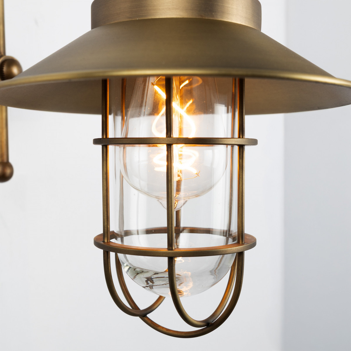 Lampe en laiton de couleur laiton antique avec une douille E27