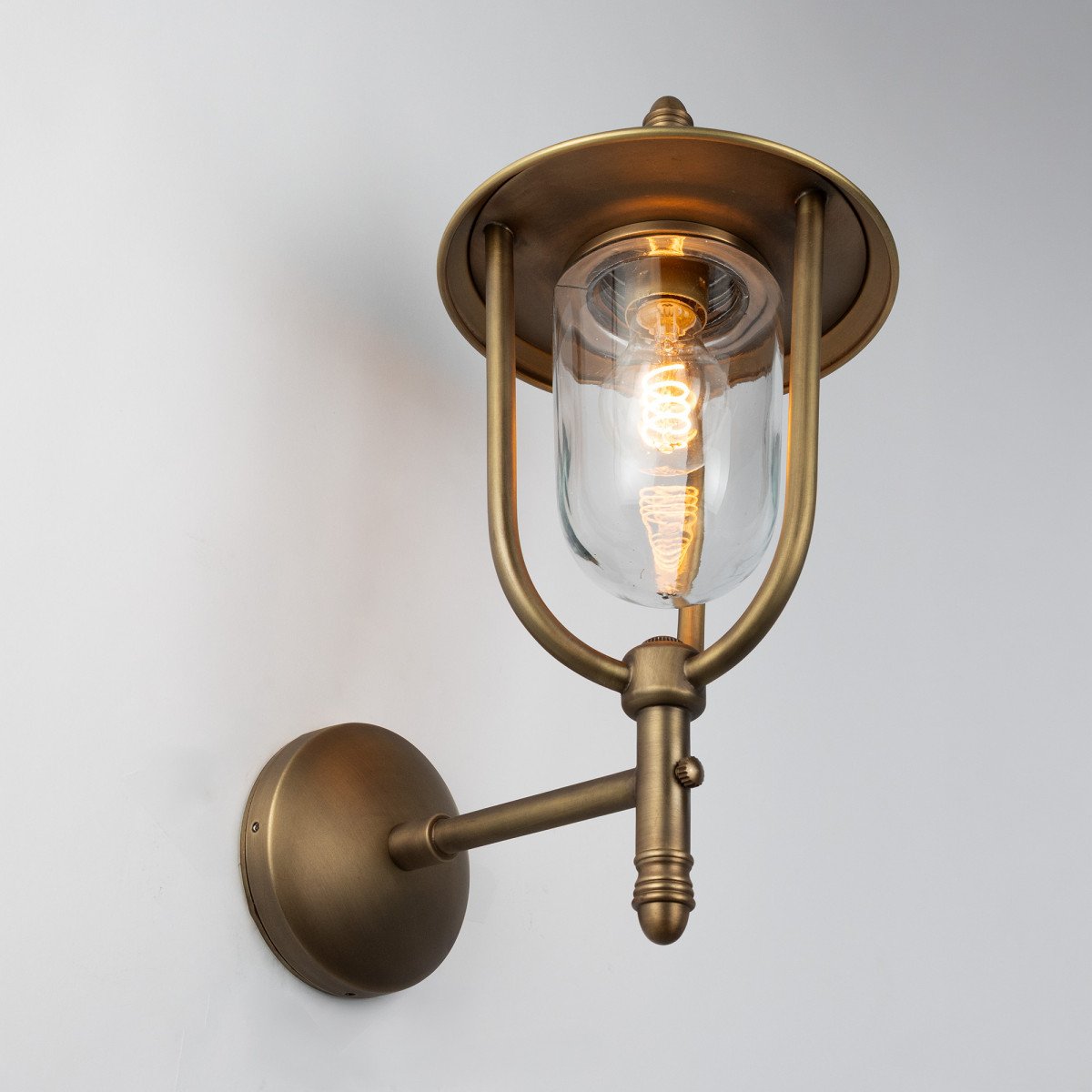 Lampe en laiton de couleur laiton antique avec une douille E27