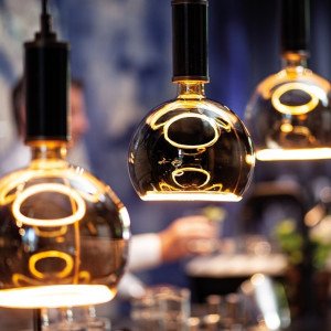 Lampe LED de décoration équipée en exclusivité d'un anneau LED sur la partie inférieure en couleur gris fumé