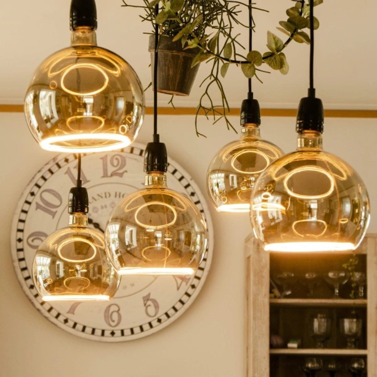 Lampe LED de décoration équipée en exclusivité d'un anneau LED sur la partie inférieure en couleur gris fumé