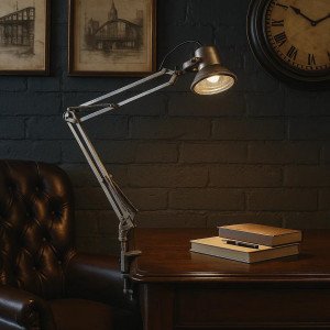 lampe de table industrielle en laiton avec vis de fixation et bras articulé, couleur argent lampe de table industrielle en laiton avec vis de fixation et bras articulé, couleur argent