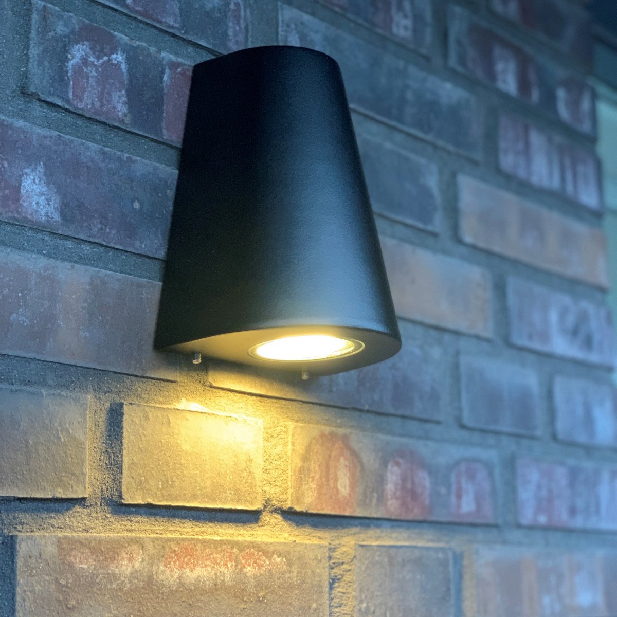 Spot mural Cône noir (7616) downlighter avec capteur LED nuit et jour de KS Lighting