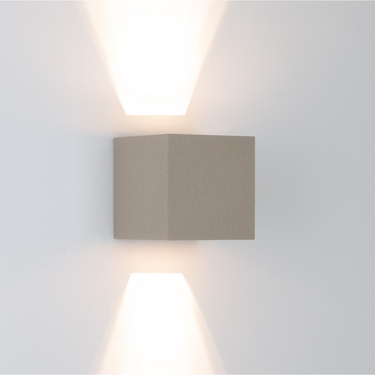Reach up-and-downlighter applique murale pour l'intérieur et l'extérieur au design moderne en aluminium de couleur champagne