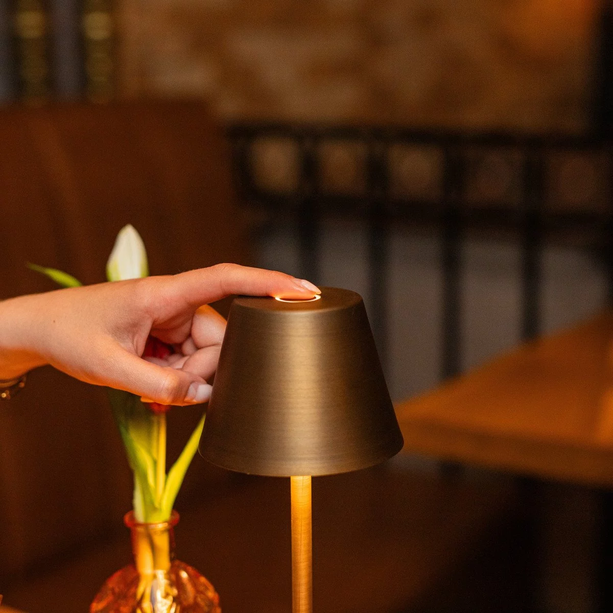 Lampe En Bronze à Décor Floral - La Brocante En Ligne