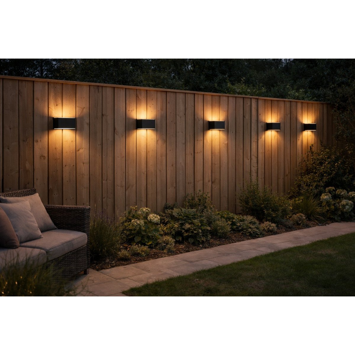 zwarte solar lamp vierkant van aluminium met een led lichtbron warm wit up en down