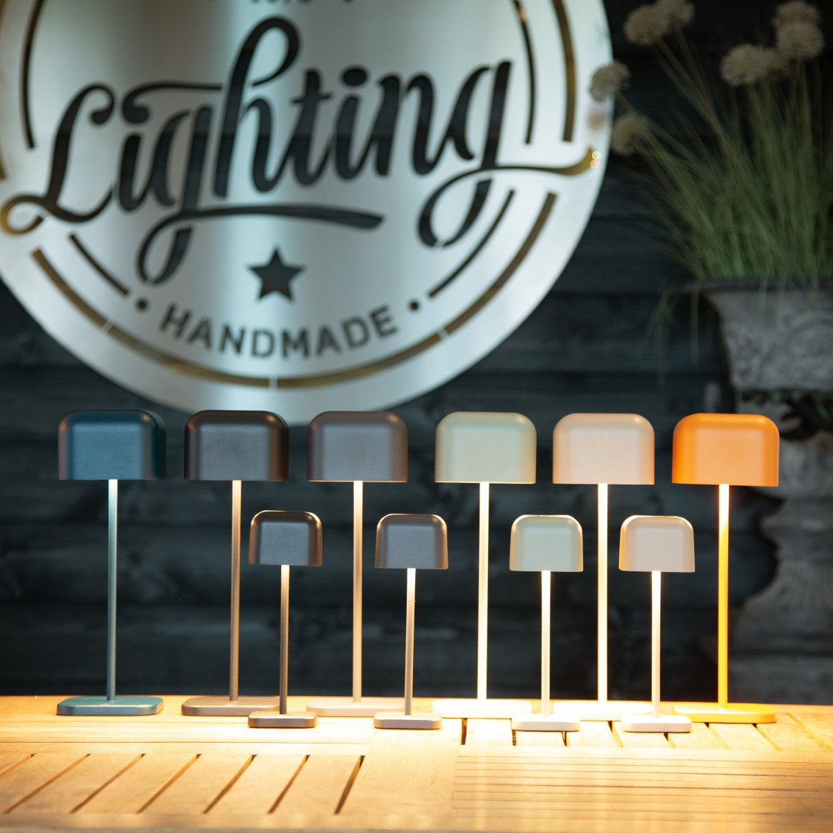 Lampe de table orange en aluminium moderne pour l'intérieur et l'extérieur