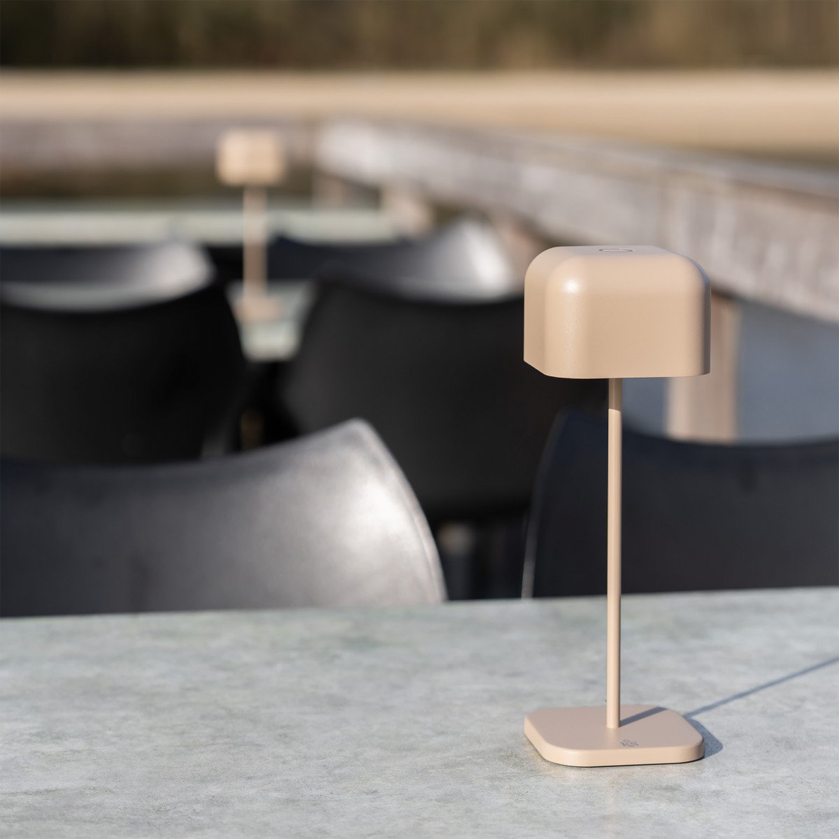 Lampe de table beige en aluminium moderne pour l'intérieur et l'extérieur