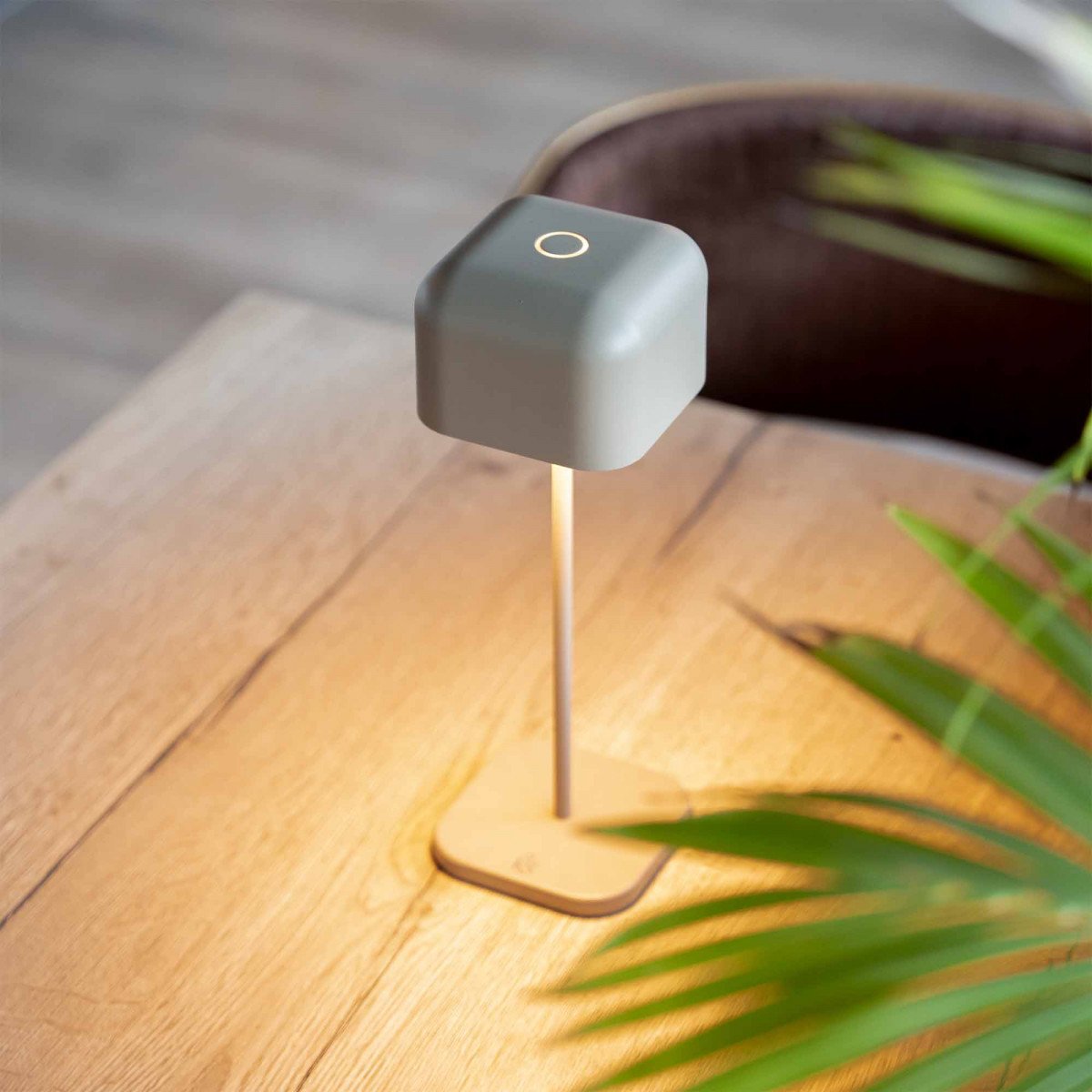 Lampe de table beige en aluminium moderne pour l'intérieur et l'extérieur