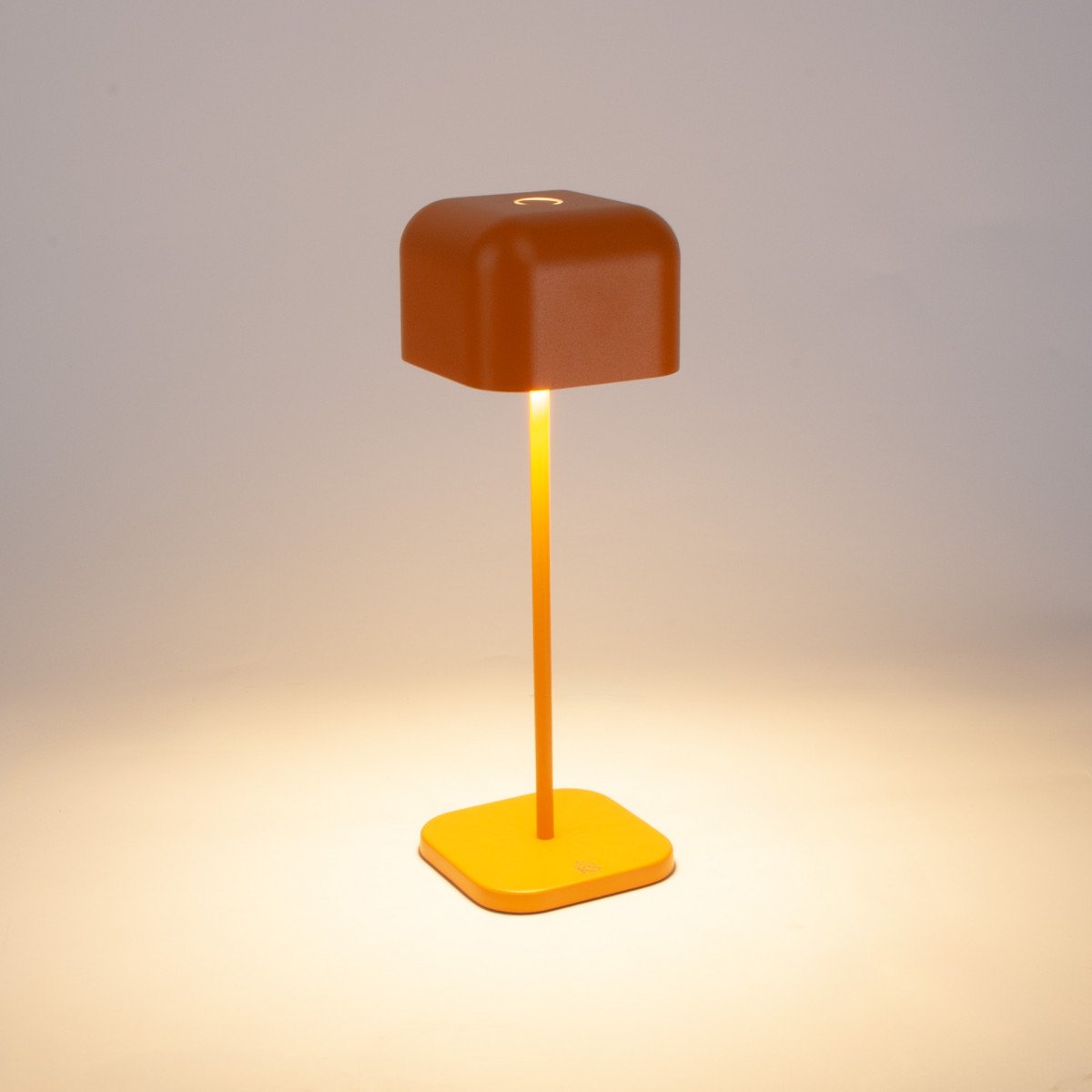 Lampe de table orange en aluminium moderne pour l'intérieur et l'extérieur