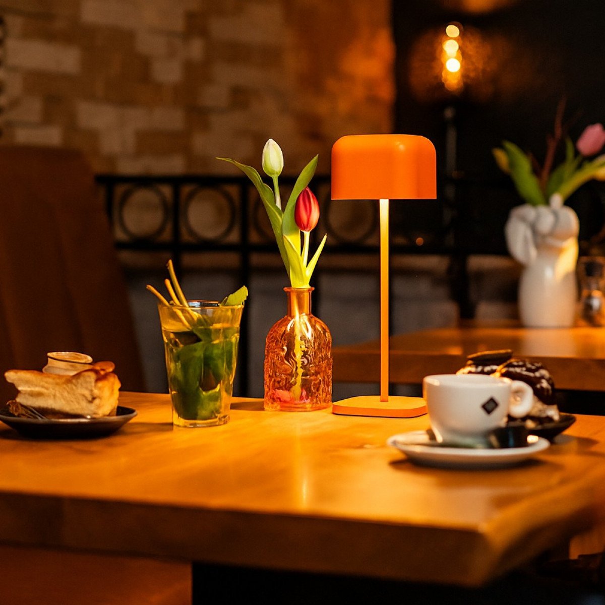 Lampe de table orange en aluminium moderne pour l'intérieur et l'extérieur