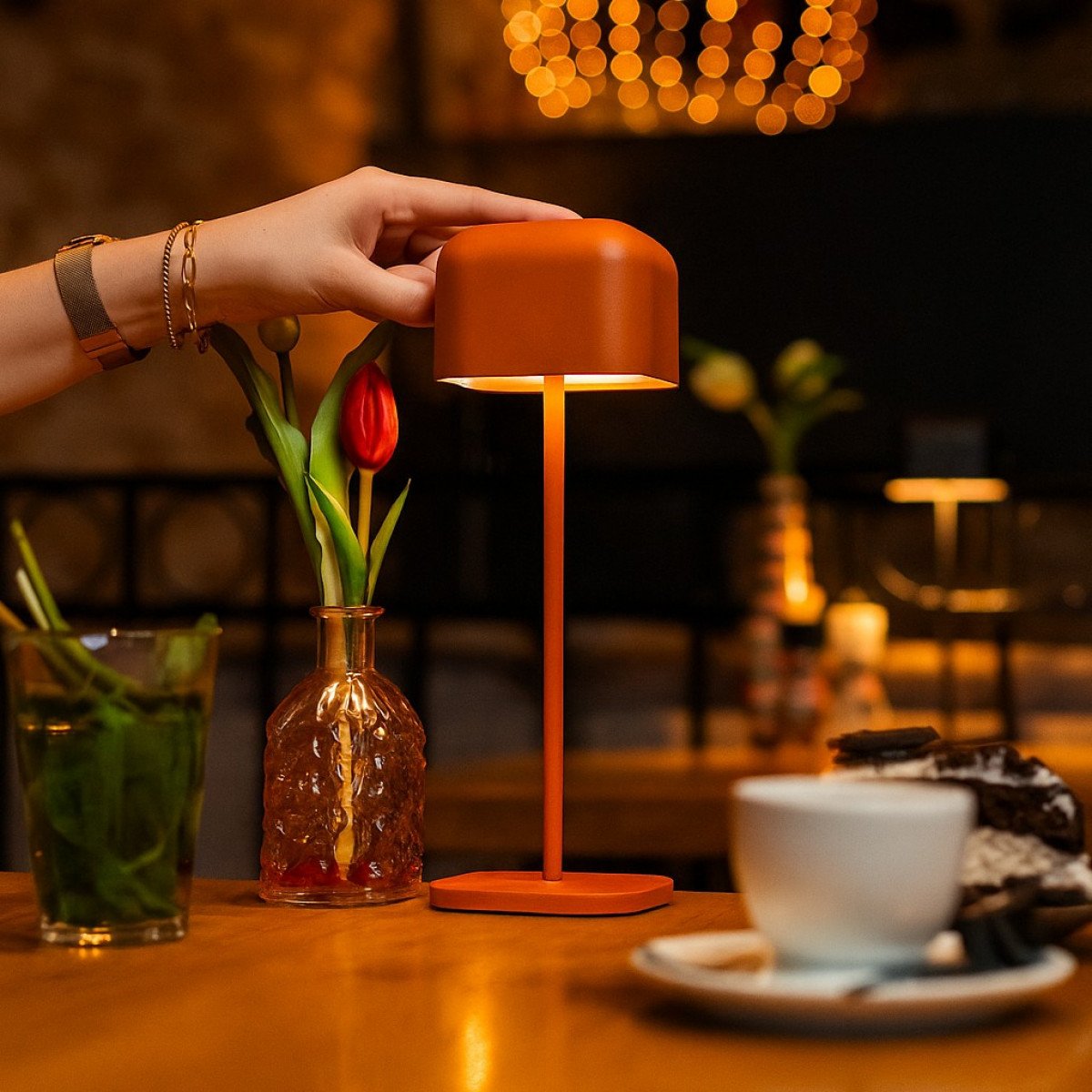 Lampe de table orange en aluminium moderne pour l'intérieur et l'extérieur