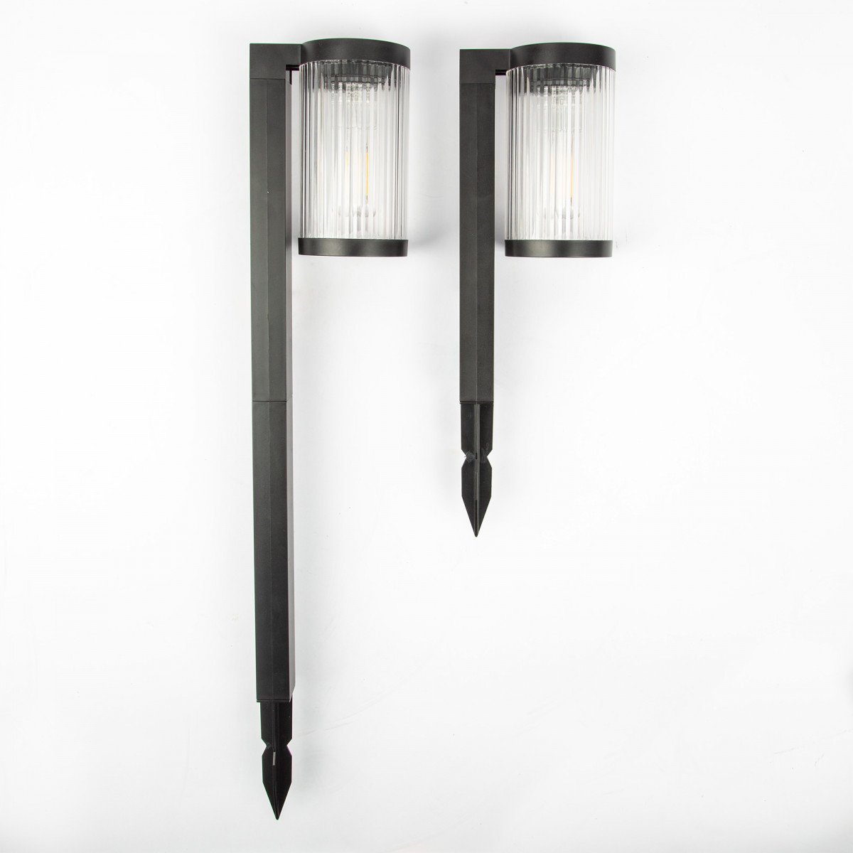 Lampe de jardin LED solaire noire avec piquet de sol.