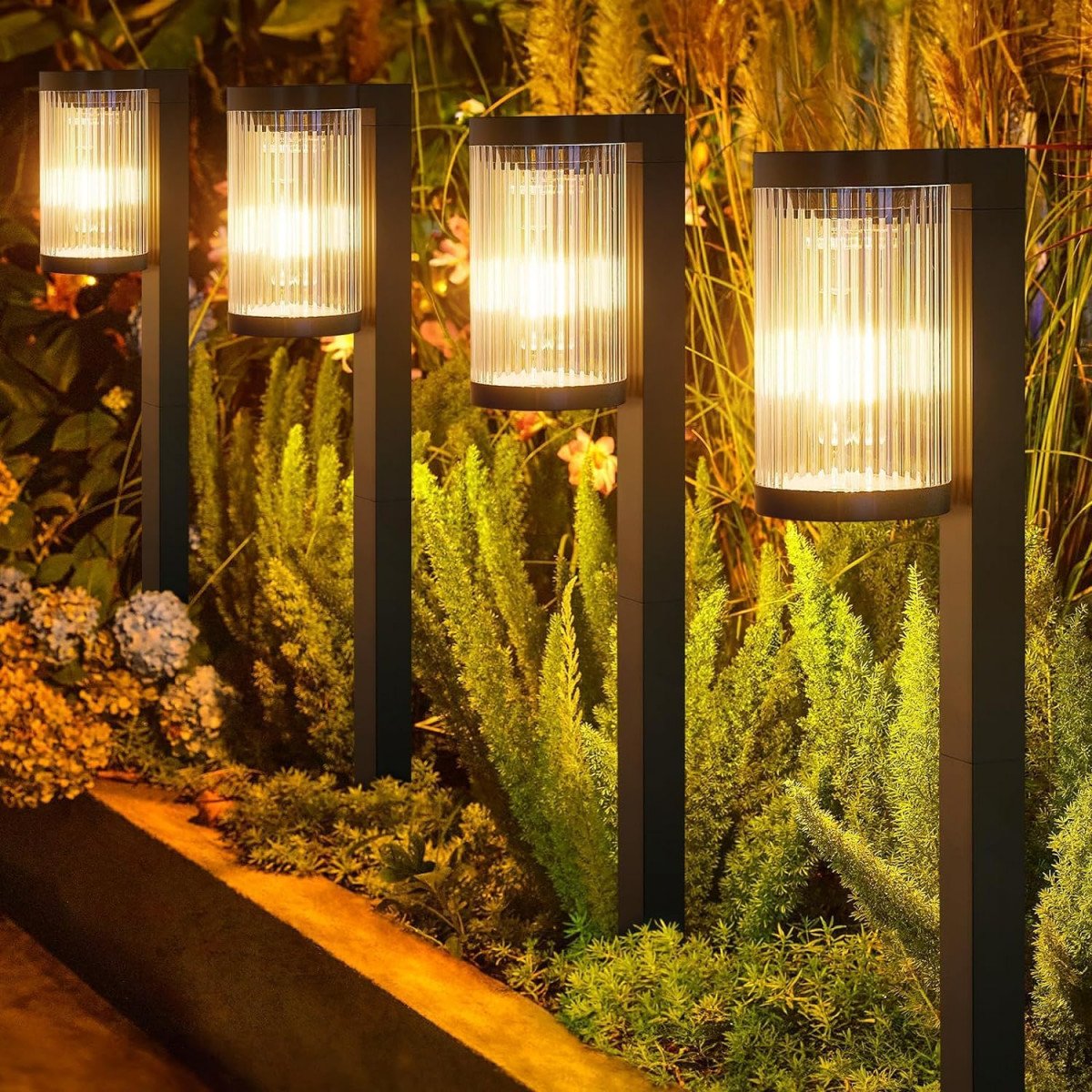 Lampe de jardin LED solaire noire avec piquet de sol.