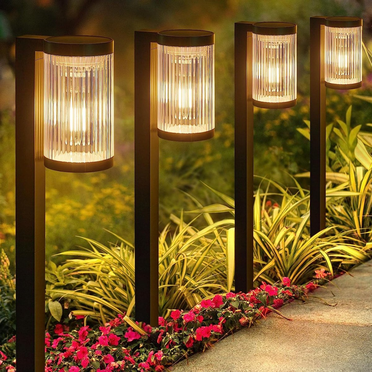 Lampe de jardin LED solaire noire avec piquet de sol.