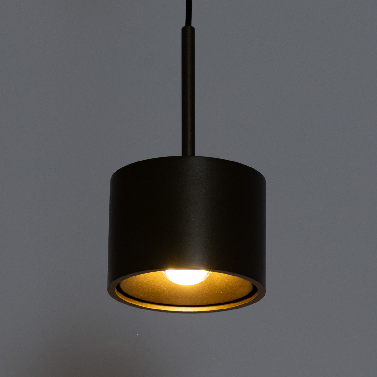 Lampe d’intérieur suspension June noire aluminium moderne