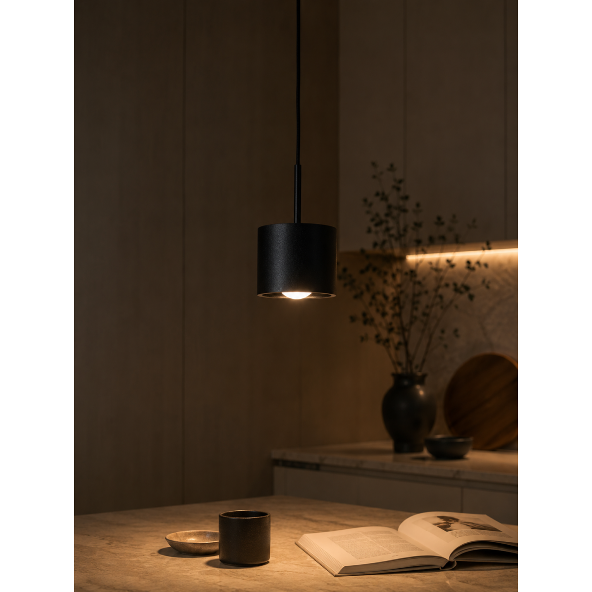 Lampe d’intérieur suspension June noire aluminium moderne