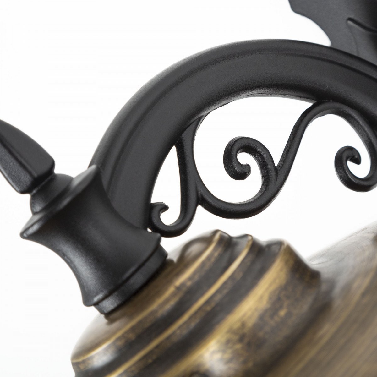 applique classique avec couvercle en cuivre, support mural noir, douille E27 en porcelaine et grille en bronze