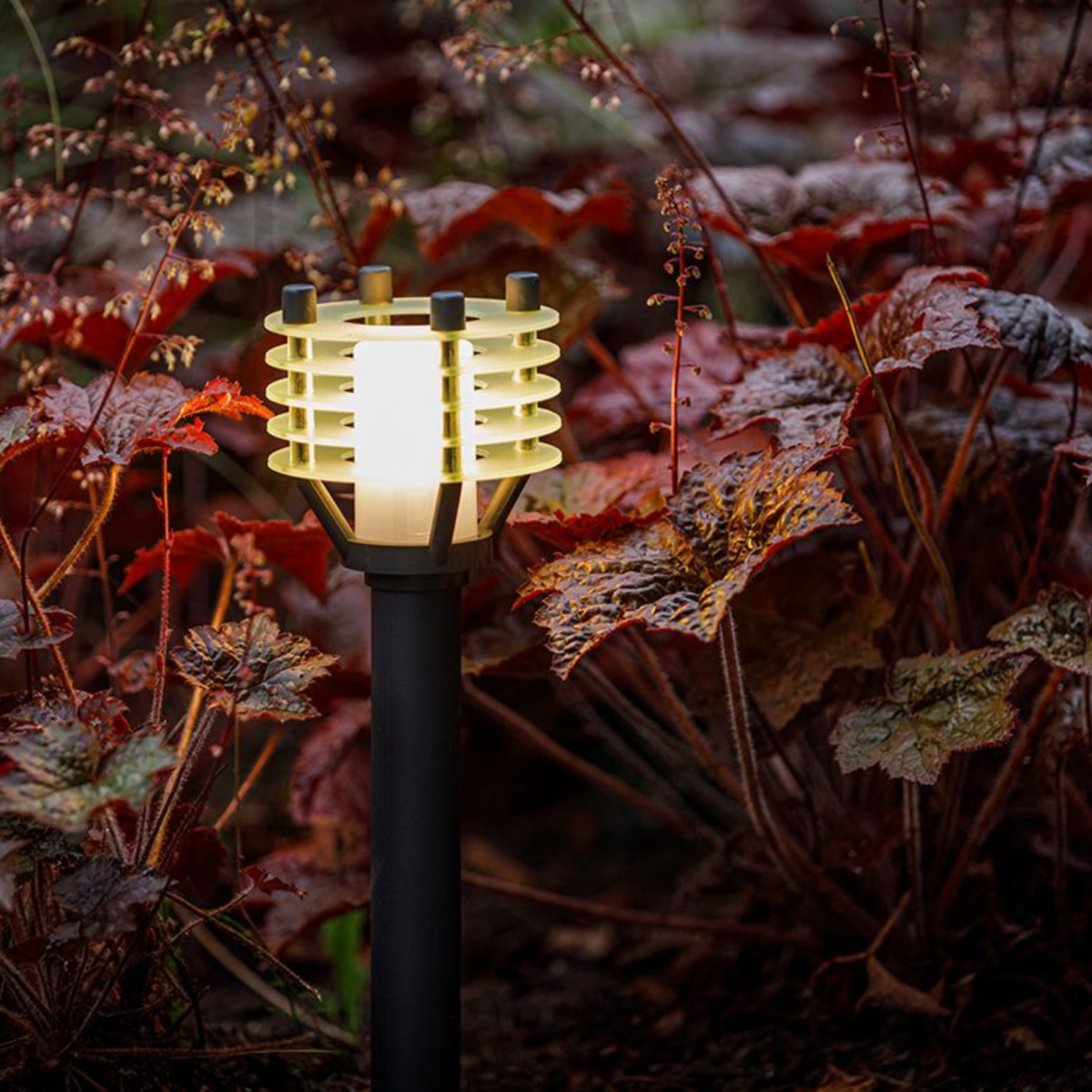 Lampe de jardin noire adaptée à l'éclairage extérieur basse tension 12 volts 