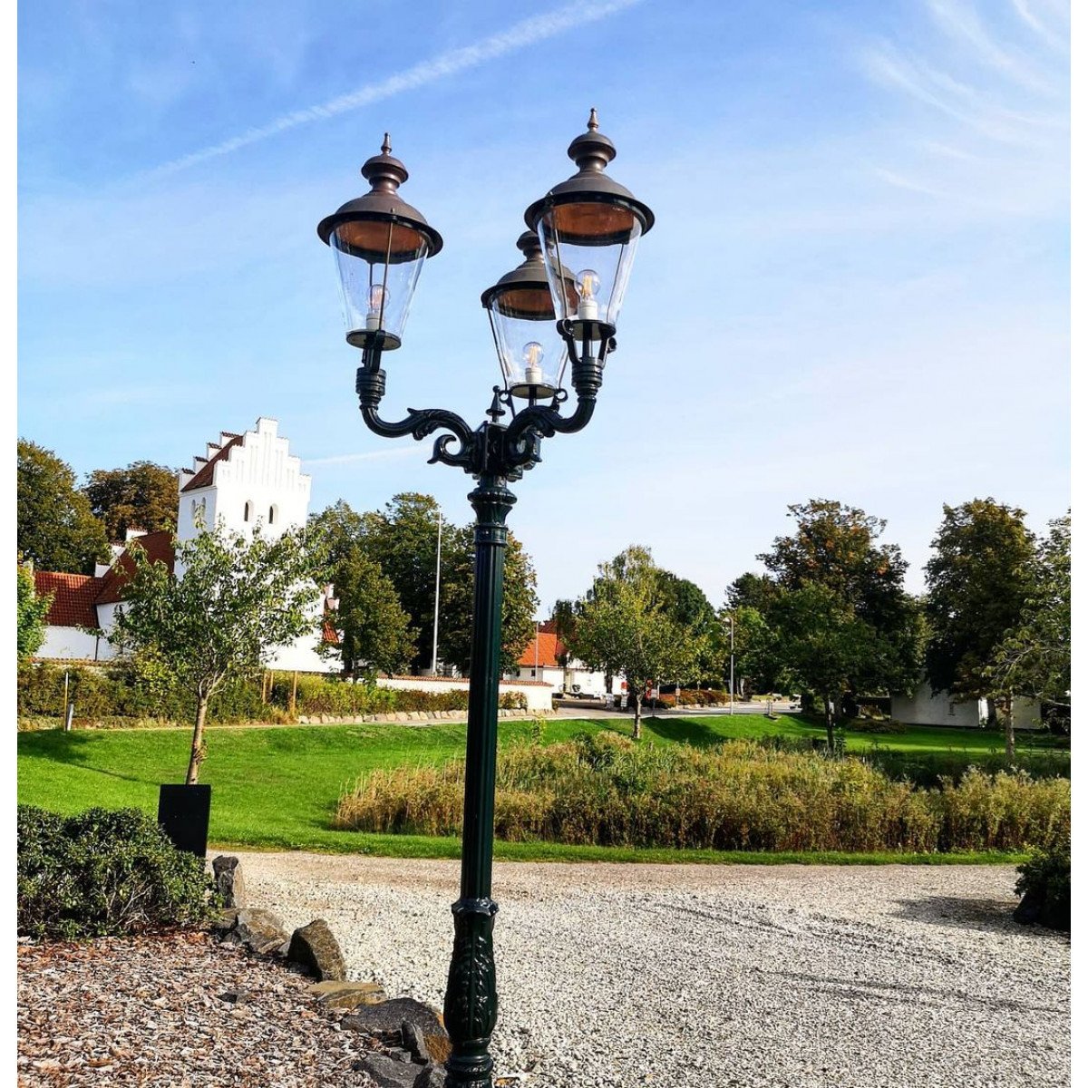 Lampadaire d'extérieur Paris (0403) à trois lanternes rondes de KS Outdoor Lighting | Nostalux.fr