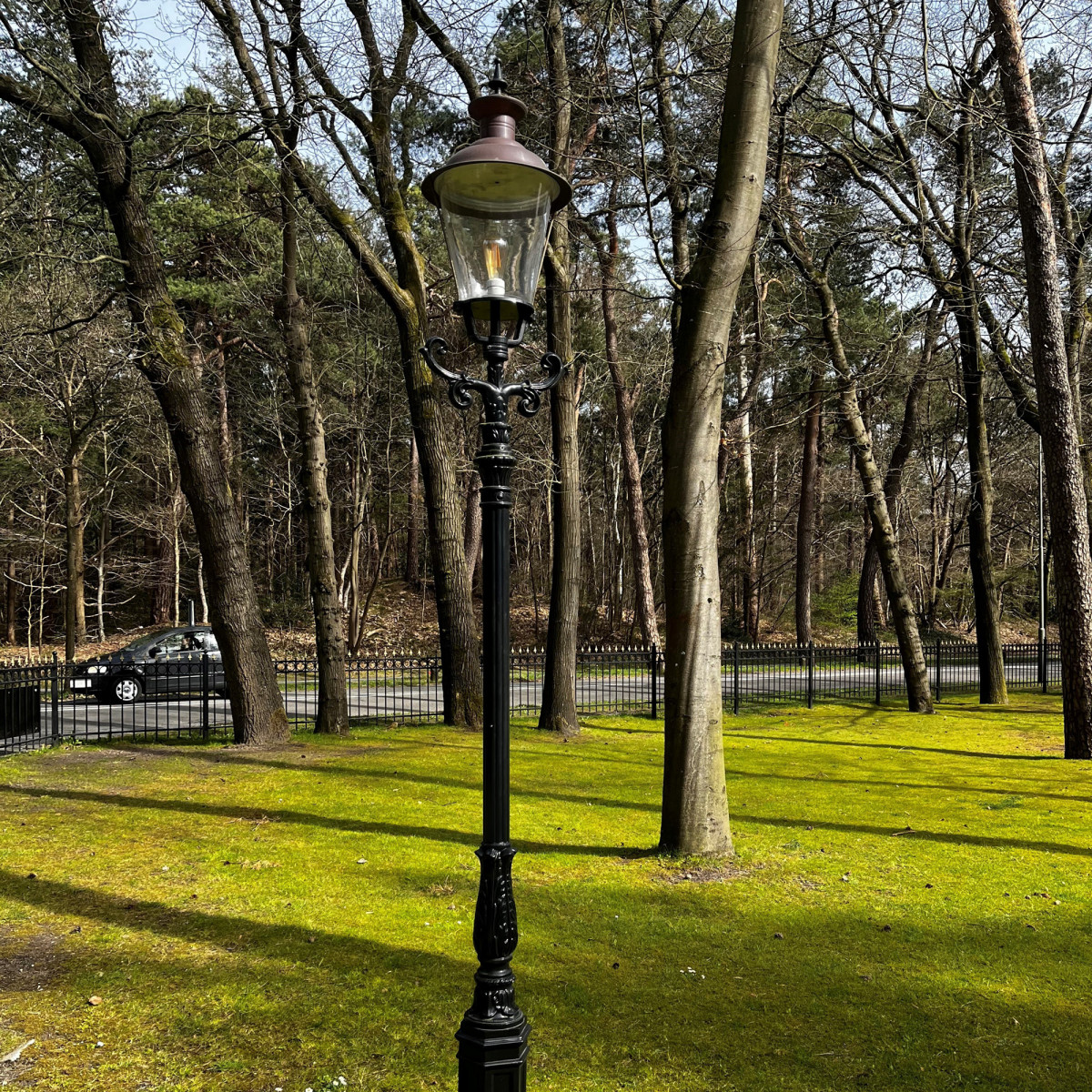 Lampadaire de jardin Dusseldorf (0801) avec lanterne ronde de KS Lighting