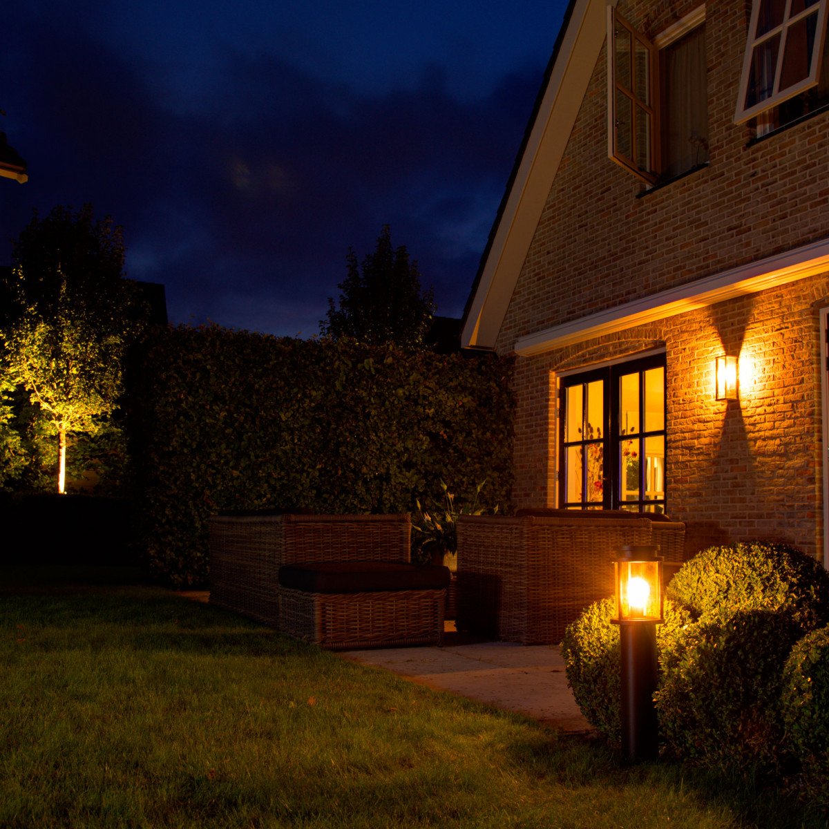 Lampe de jardin ronde noire au design épuré E27