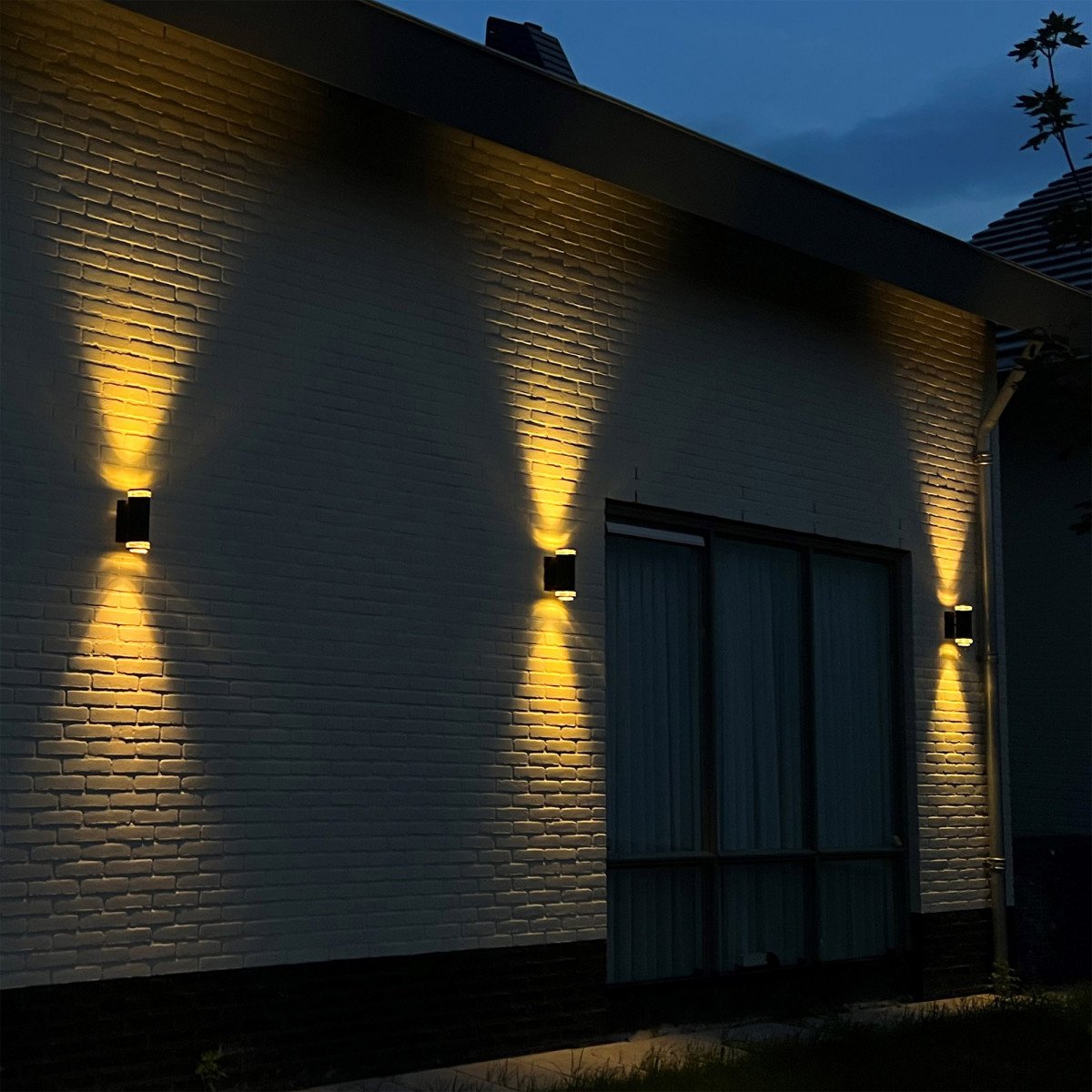 Lampe d'extérieur Ambient en acier galvanisé Up & Downlighter, beau spot mural de la marque KS Lighting à acheter chez Nostalux.  