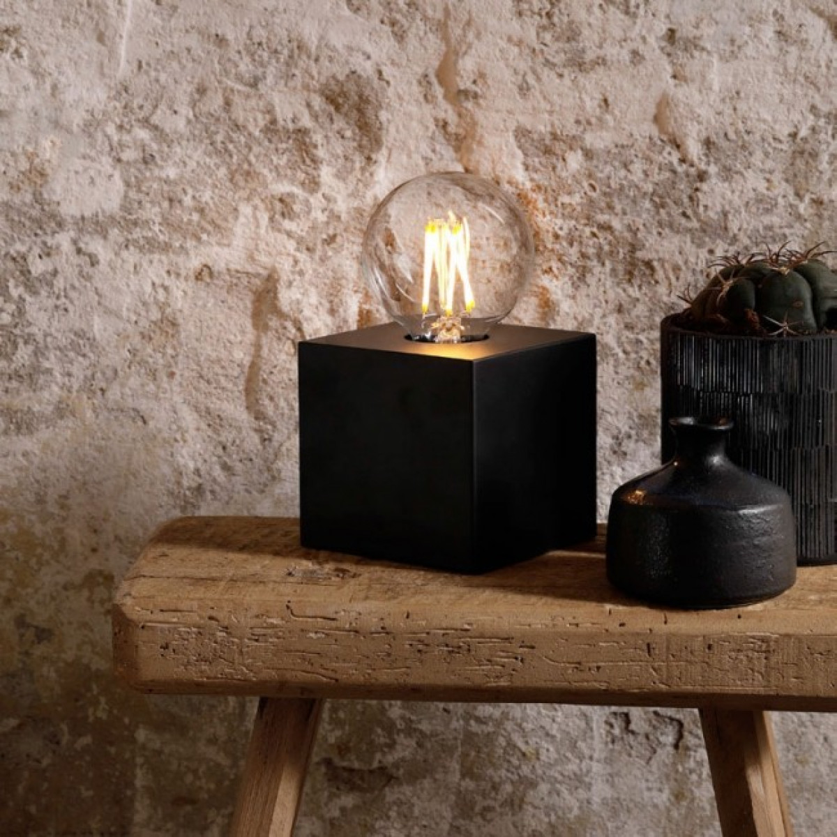 Pied de lampe de table noir cubique avec culot E27 | Nostalux.fr